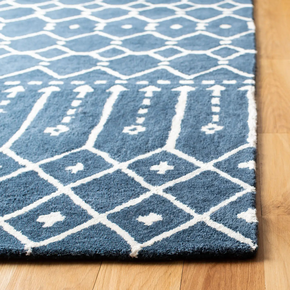 Safavieh Himalaya 4'-0" x 6'-0" Rug in Navy / Ivory