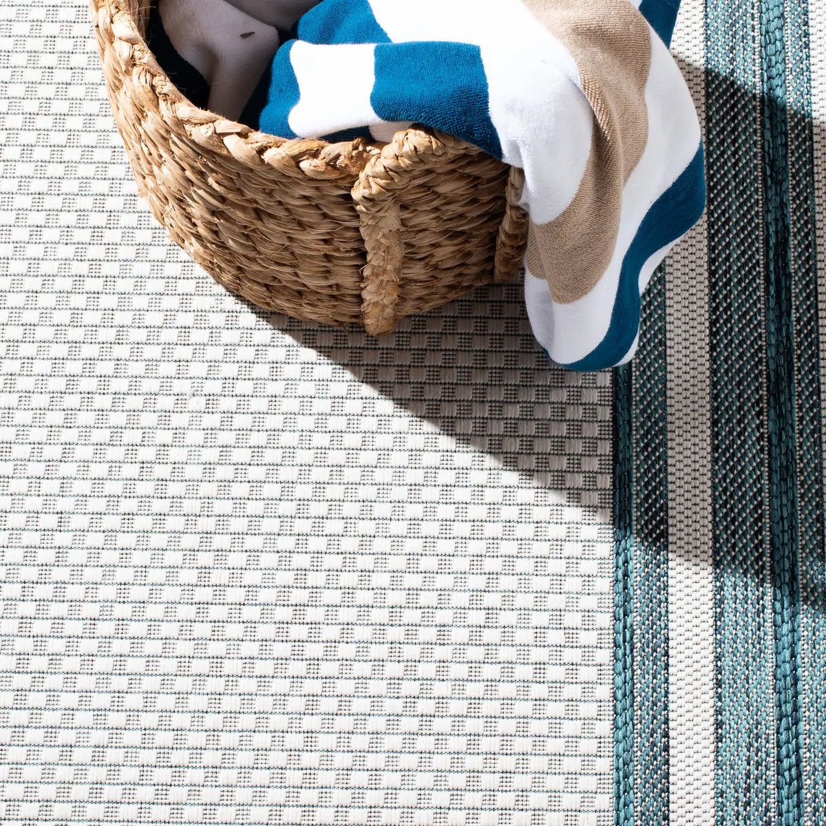Safavieh Courtyard 4'-0" x 5'-7" Rug in Ivory / Teal