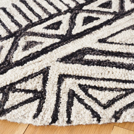 Safavieh Metro 6'-0" x 6'-0" Rug in Black / Beige