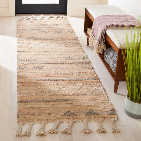 Safavieh Natura 2'-3" x 8'-0" Rug in Natural / Beige