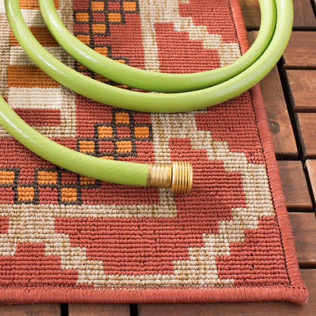 Safavieh Veranda 4'-0" x 5'-7" Rug in Rust / Red