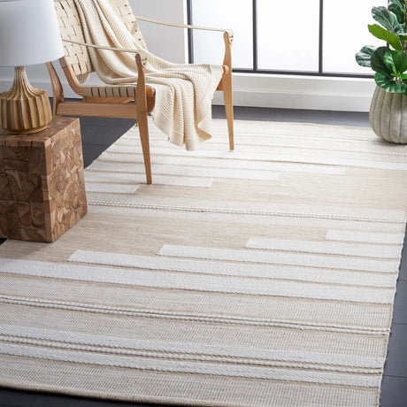 Safavieh Kilim 4'-0" x 6'-0" Rug in Ivory / Tan