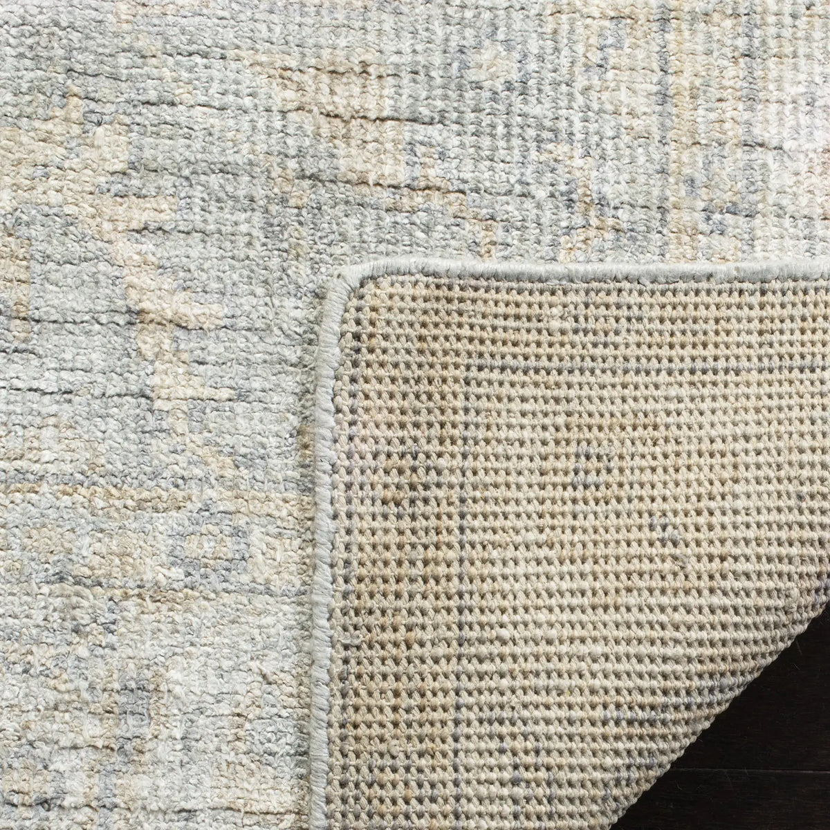 Safavieh Maharaja 4'-0" x 6'-0" Rug in Light Blue / Ivory