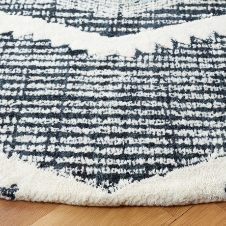 Safavieh Metro 6'-0" x 6'-0" Rug in Black / Ivory