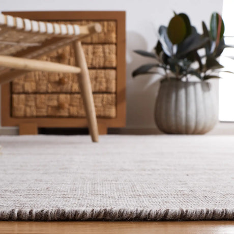Safavieh Kilim 4'-0" x 6'-0" Rug in Beige / Ivory