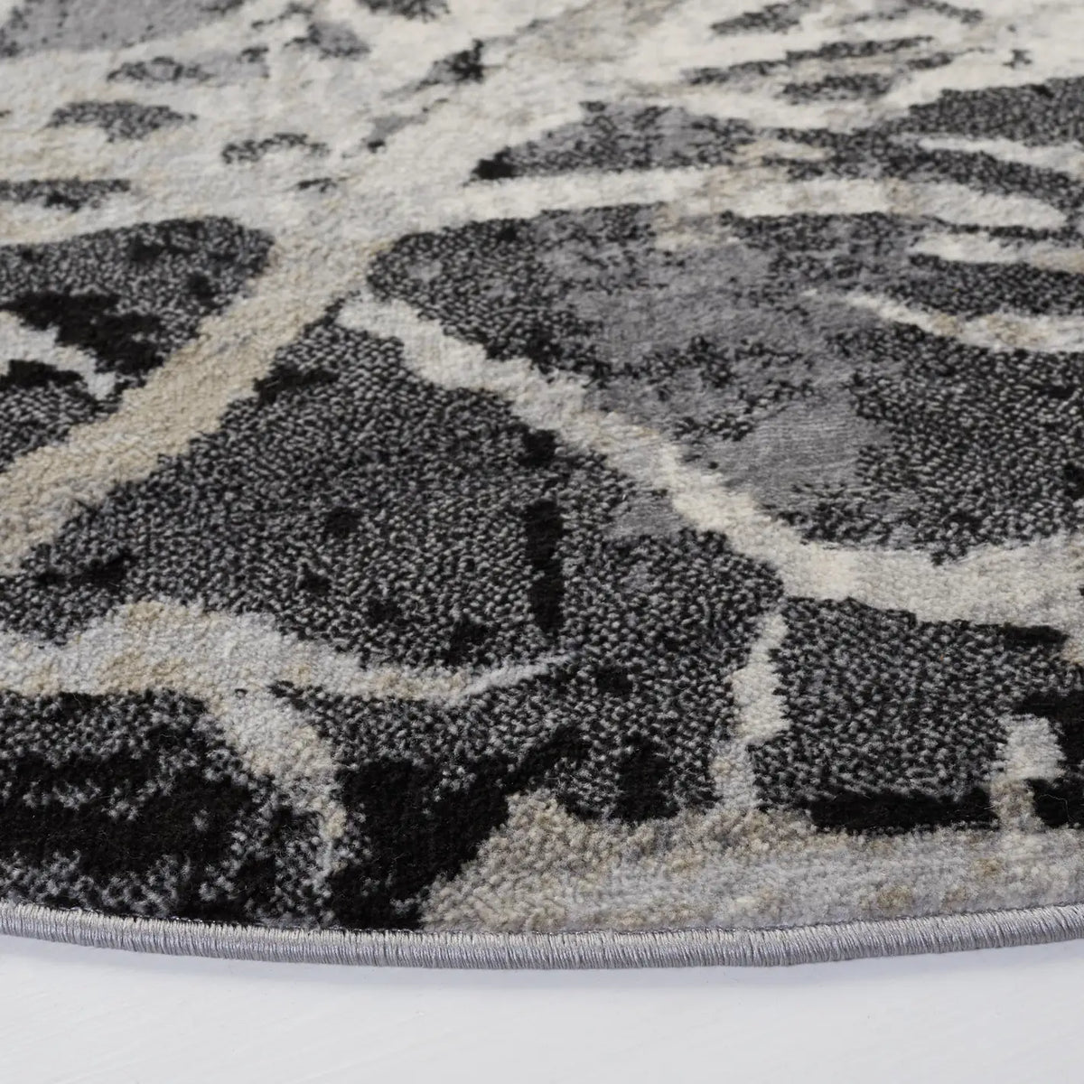 Safavieh Jasper 100 6'-7" x 6'-7" Rug in Black / Ivory