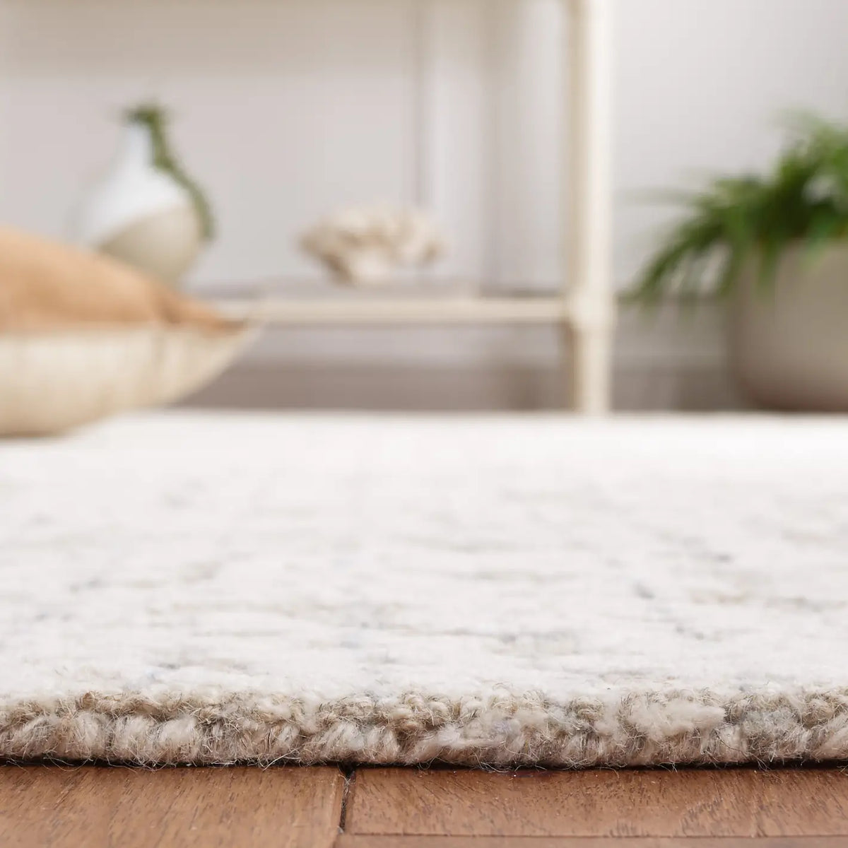 Safavieh Metro 4'-0" x 6'-0" Rug in Beige / Ivory