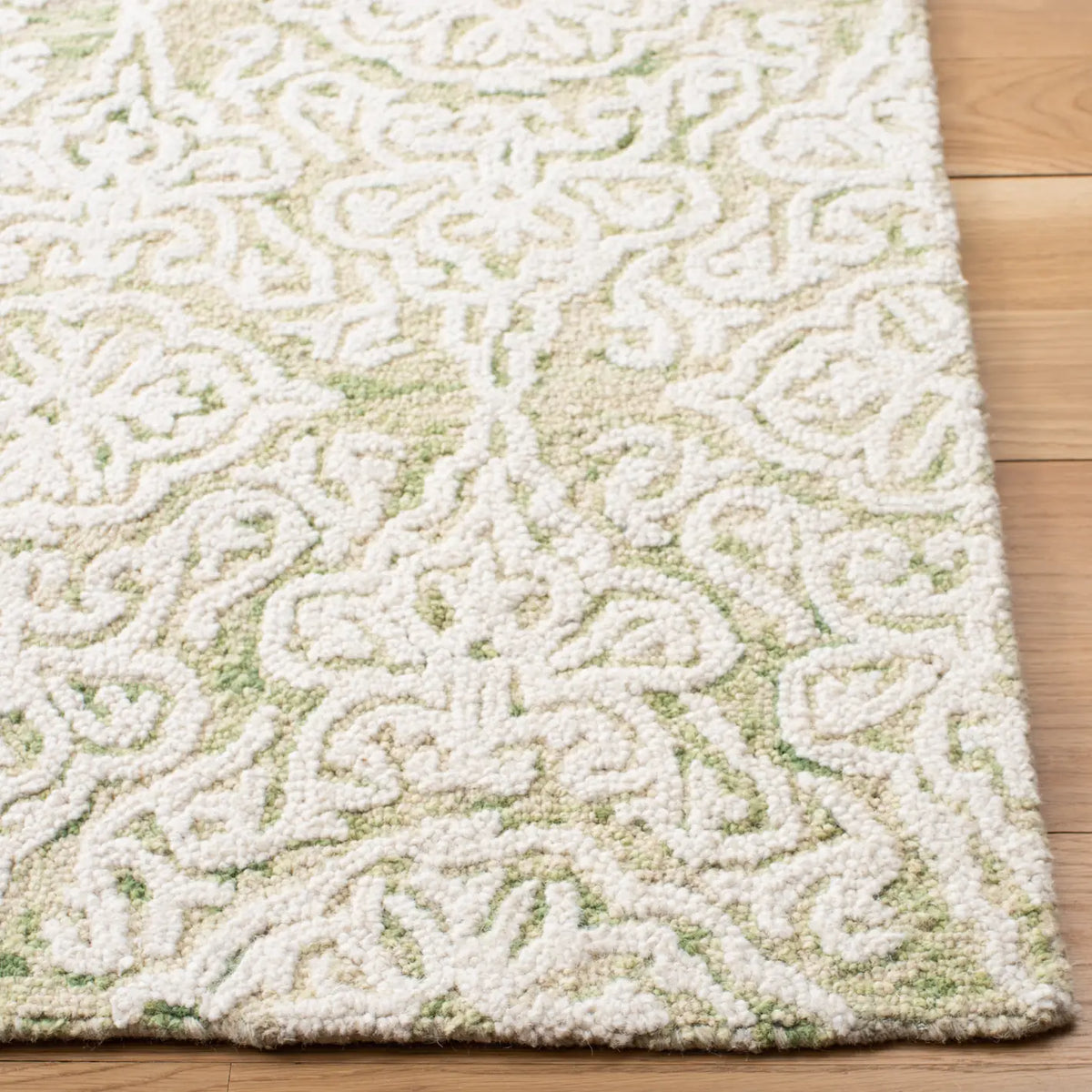 Safavieh Blossom 4'-0" x 6'-0" Rug in Light Green / Ivory