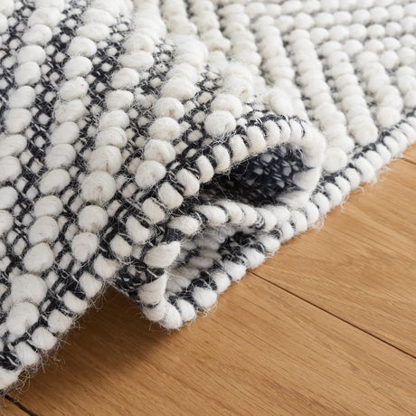 Safavieh Vermont 4'-0" x 6'-0" Rug in Ivory / Black