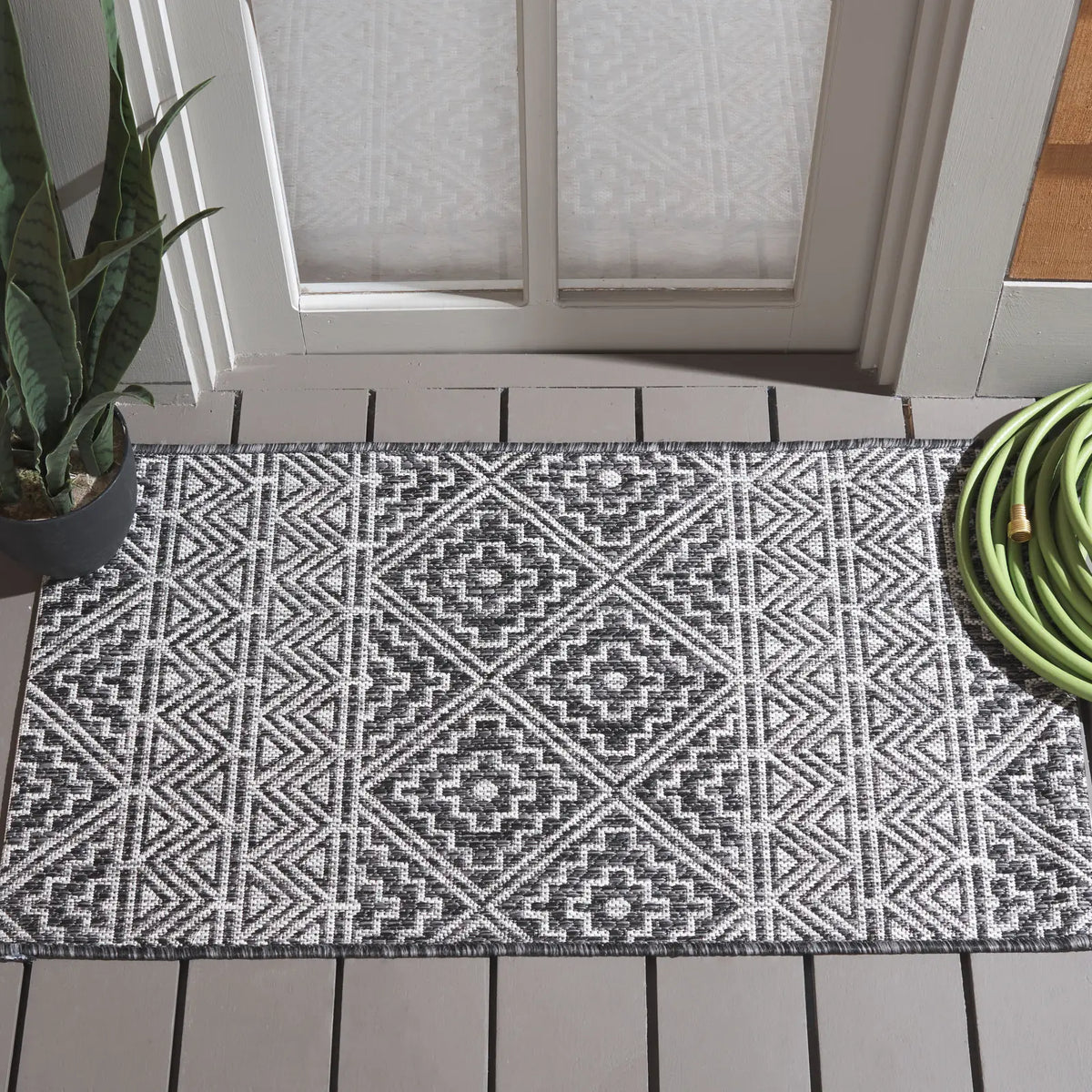 Safavieh Courtyard 2'-0" x 3'-7" Rug in Black / Grey