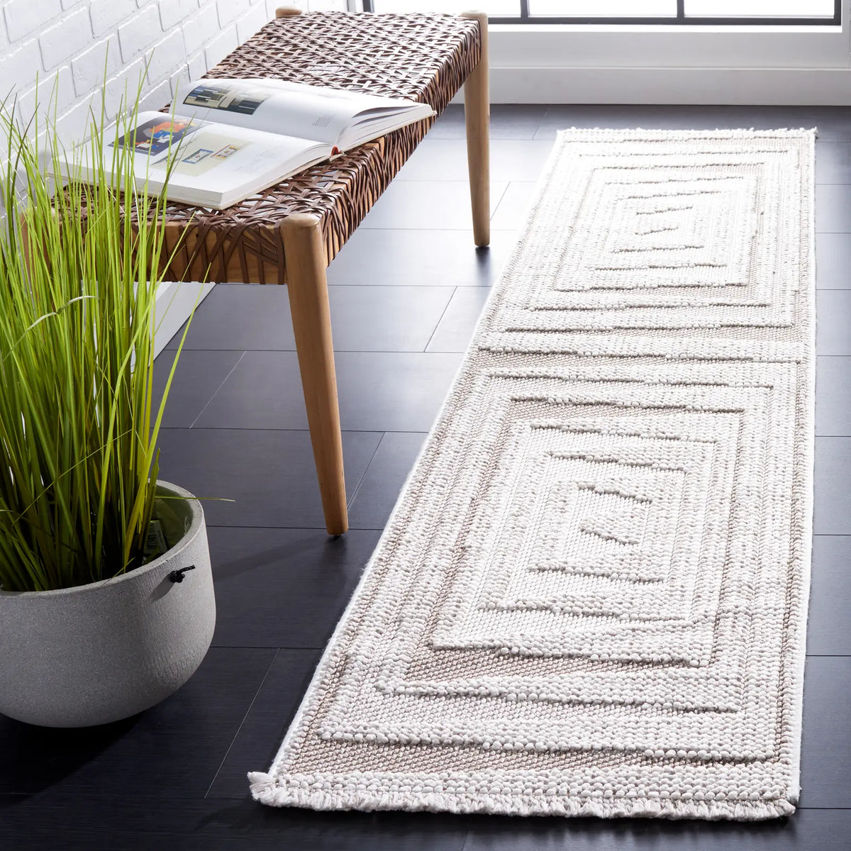 Safavieh Lotus 2'-0" x 8'-0" Rug in Ivory / Beige