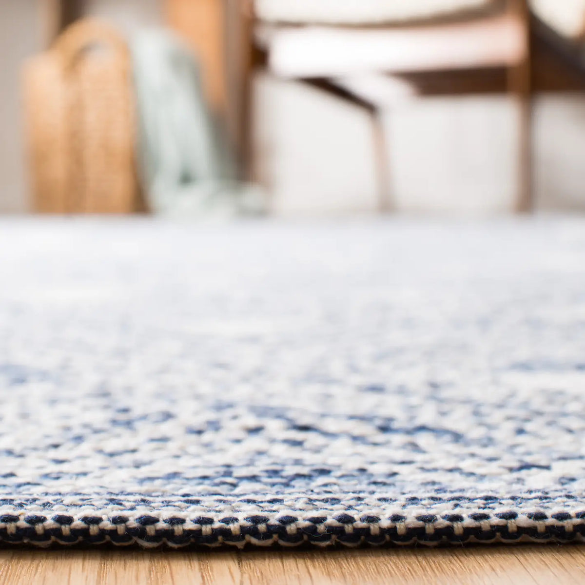 Safavieh Montauk 5'-0" x 8'-0" Rug in Navy / Ivory
