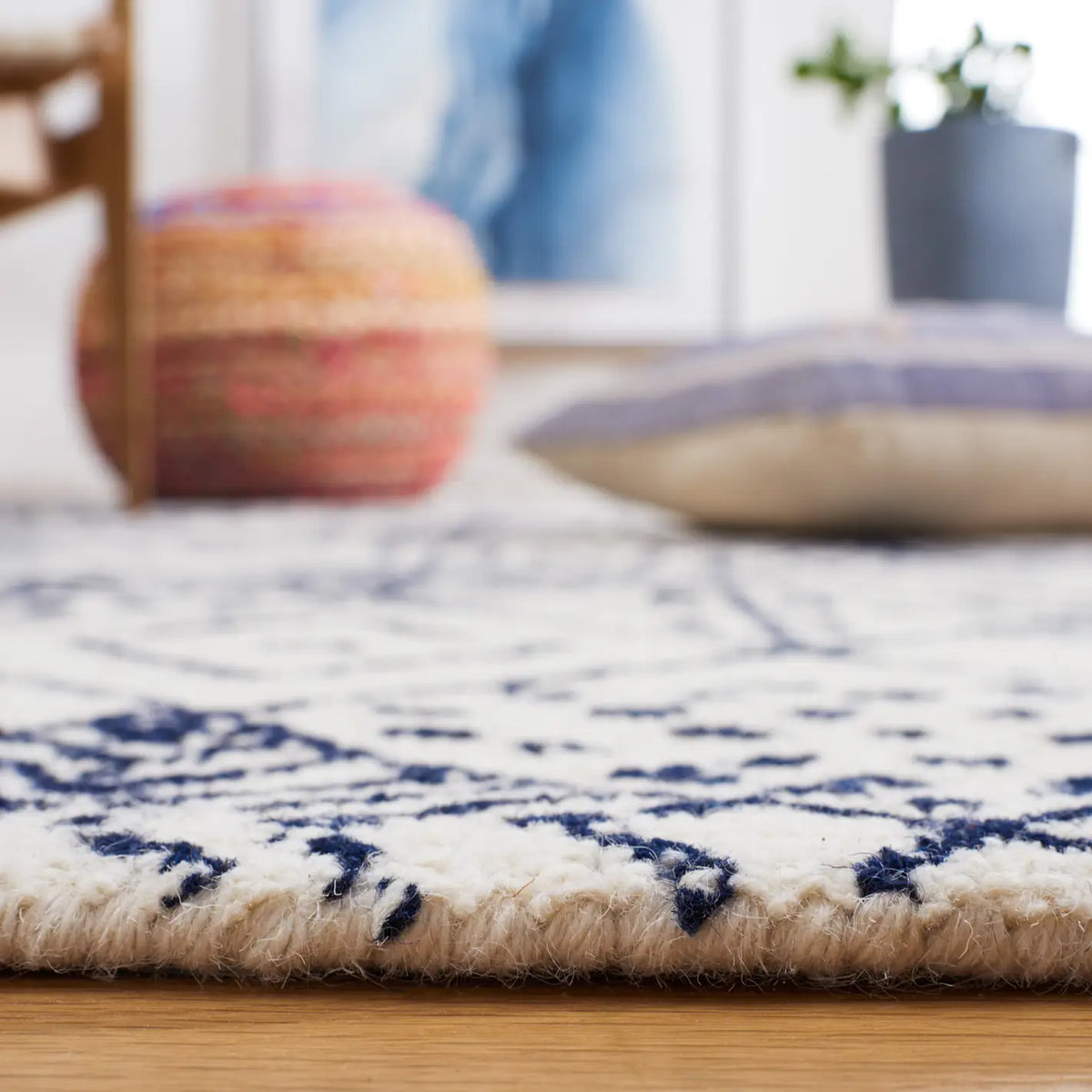 Safavieh Casablanca 4'-0" x 6'-0" Rug in Ivory / Blue