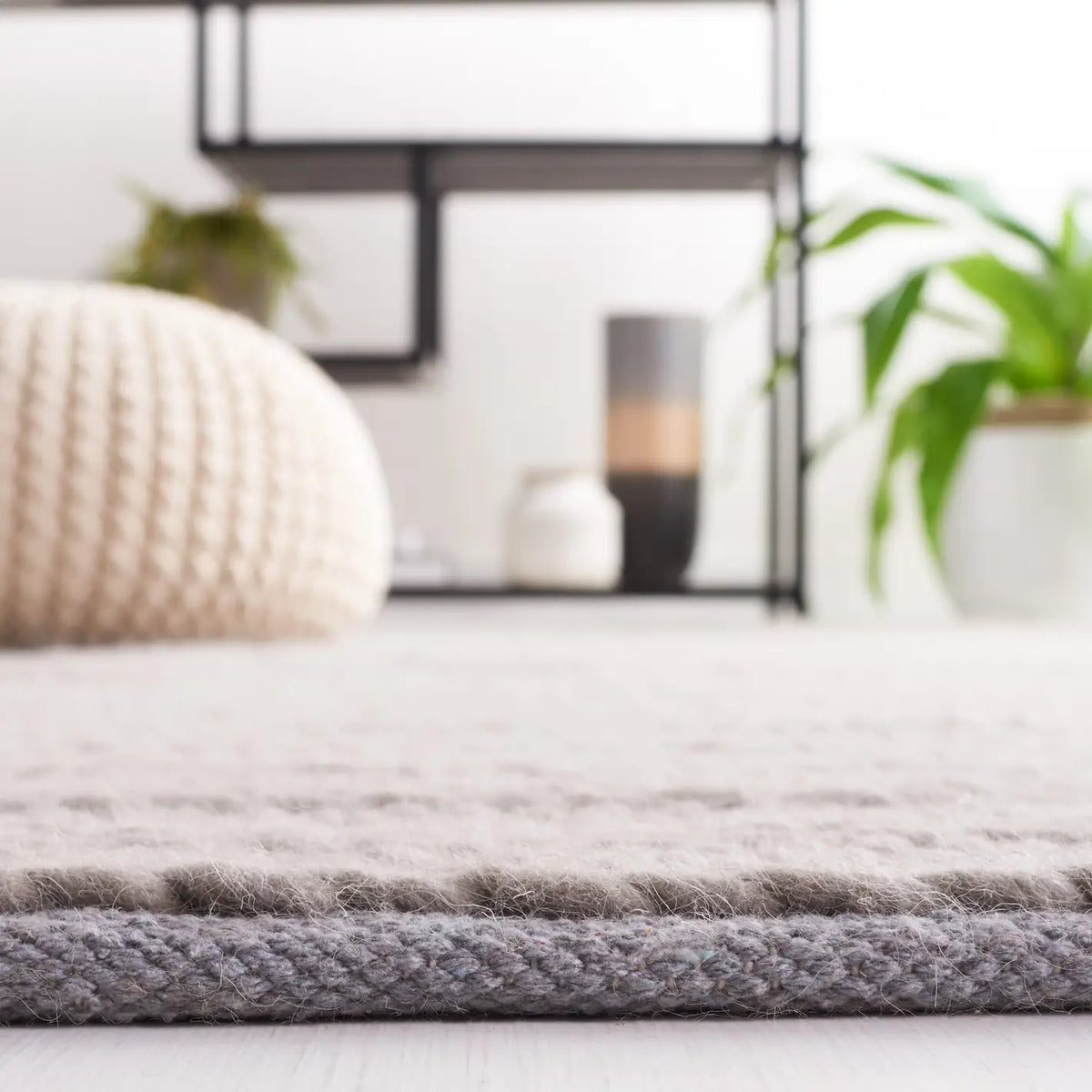 Safavieh Natura 4'-0" x 6'-0" Rug in Grey