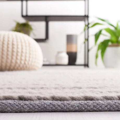 Safavieh Natura 4'-0" x 6'-0" Rug in Grey