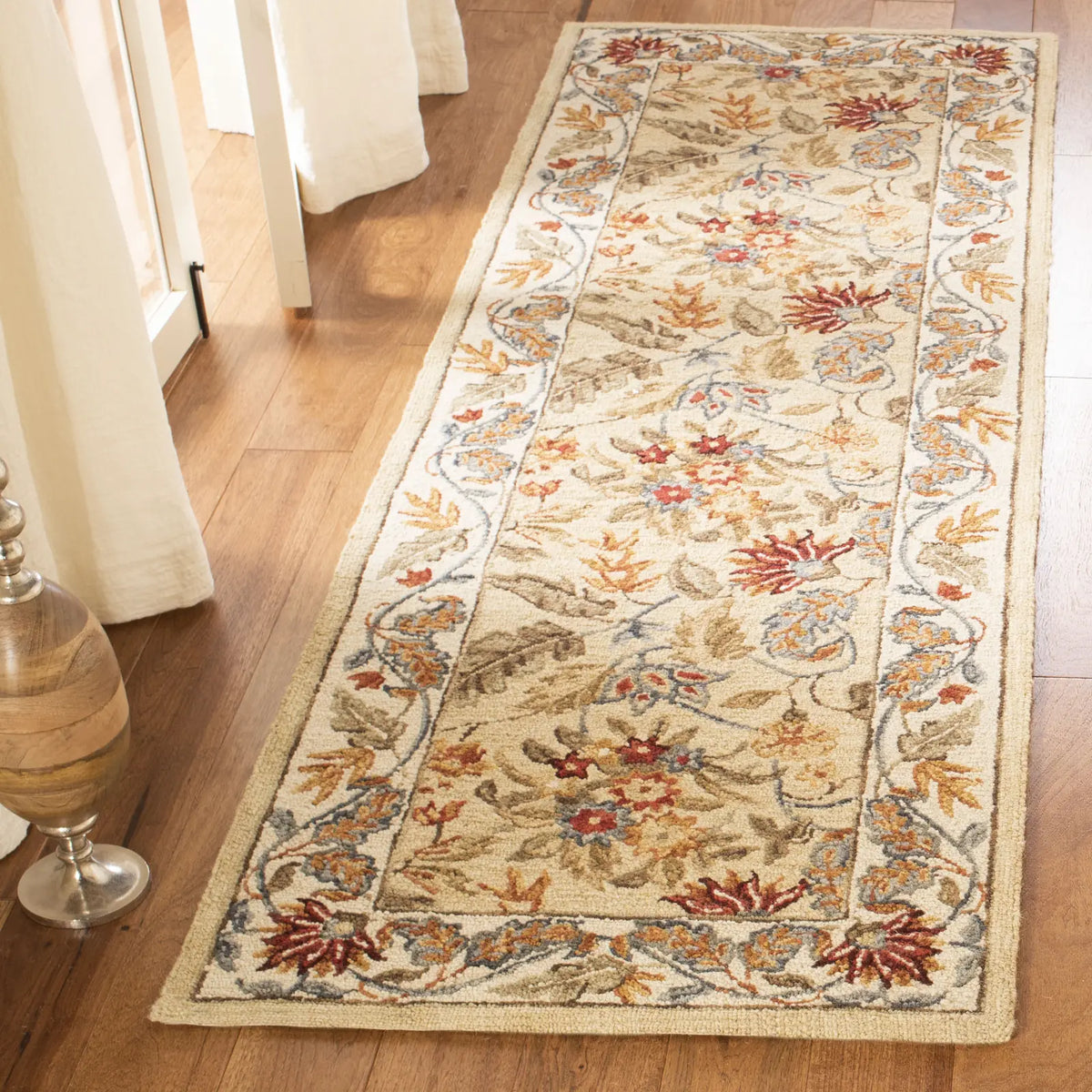 Safavieh Chelsea 2'-6" x 8'-0" Rug in Ivory