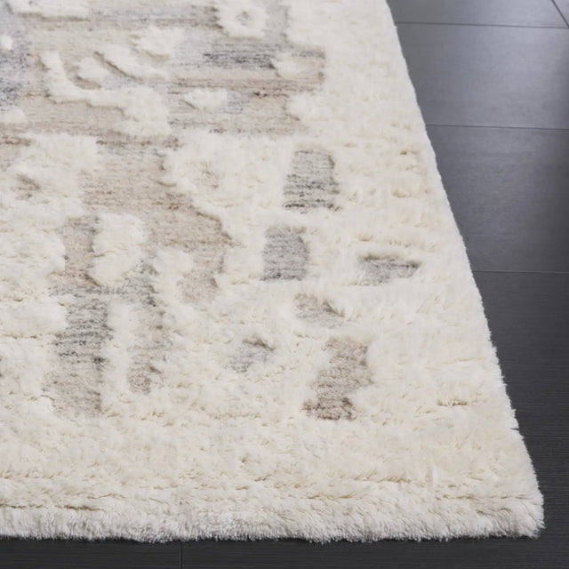 Safavieh Casablanca 4'-0" x 6'-0" Rug in Beige / Ivory