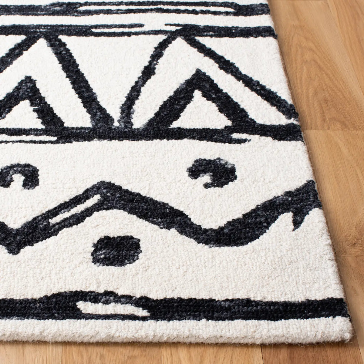 Safavieh Metro 5'-0" x 8'-0" Rug in Black / Ivory