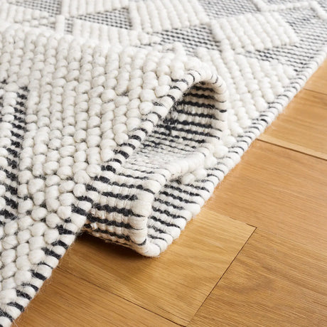 Safavieh Natura 4'-0" x 6'-0" Rug in Black / Ivory