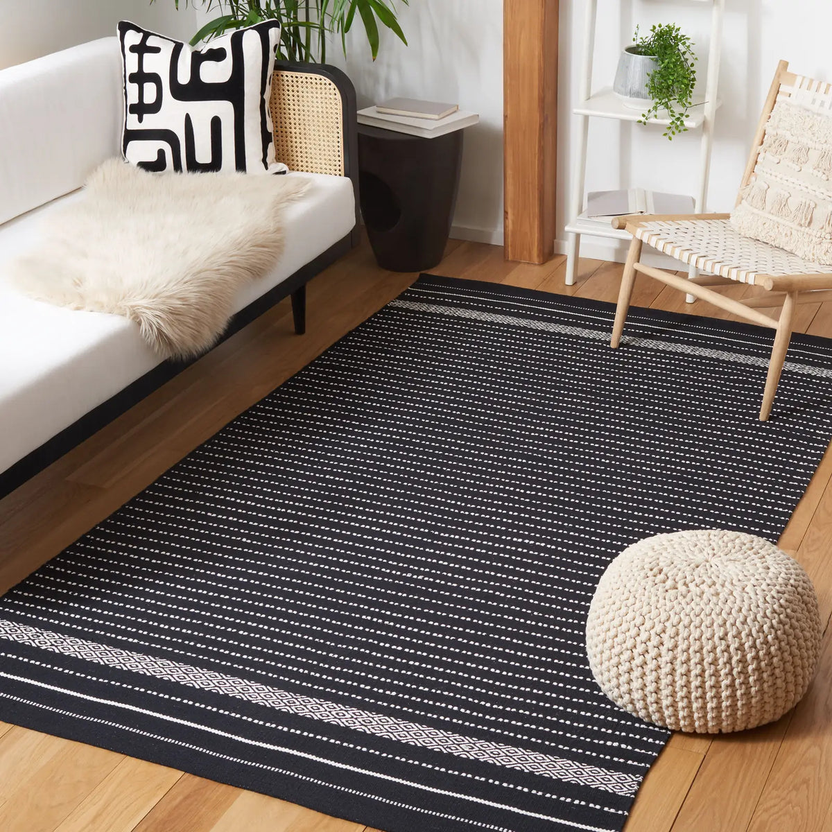 Safavieh Kilim 4'-0" x 6'-0" Rug in Black / Ivory