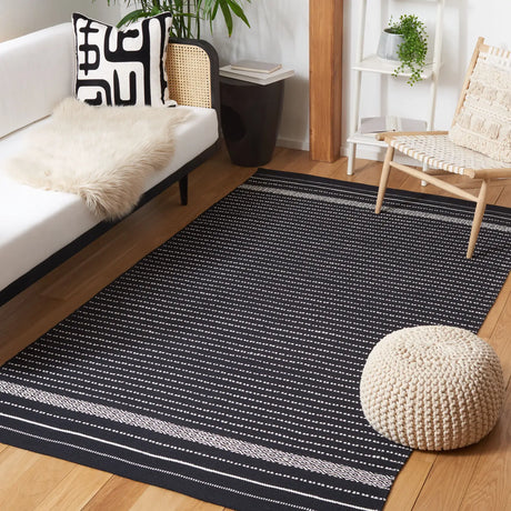Safavieh Kilim 4'-0" x 6'-0" Rug in Black / Ivory