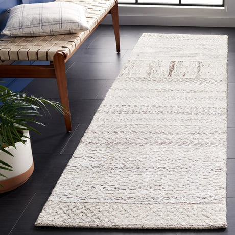 Safavieh Glamour 2'-3" x 8'-0" Rug in Natural / Ivory