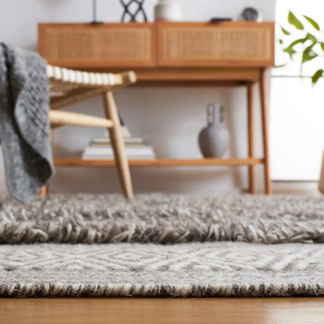 Safavieh Vermont 4'-0" x 6'-0" Rug in Brown / Ivory