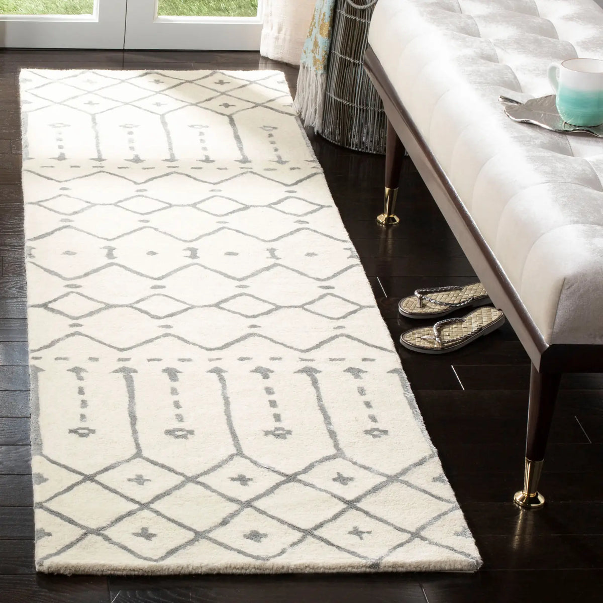 Safavieh Himalaya 2'-3" x 10'-0" Rug in Ivory / Grey