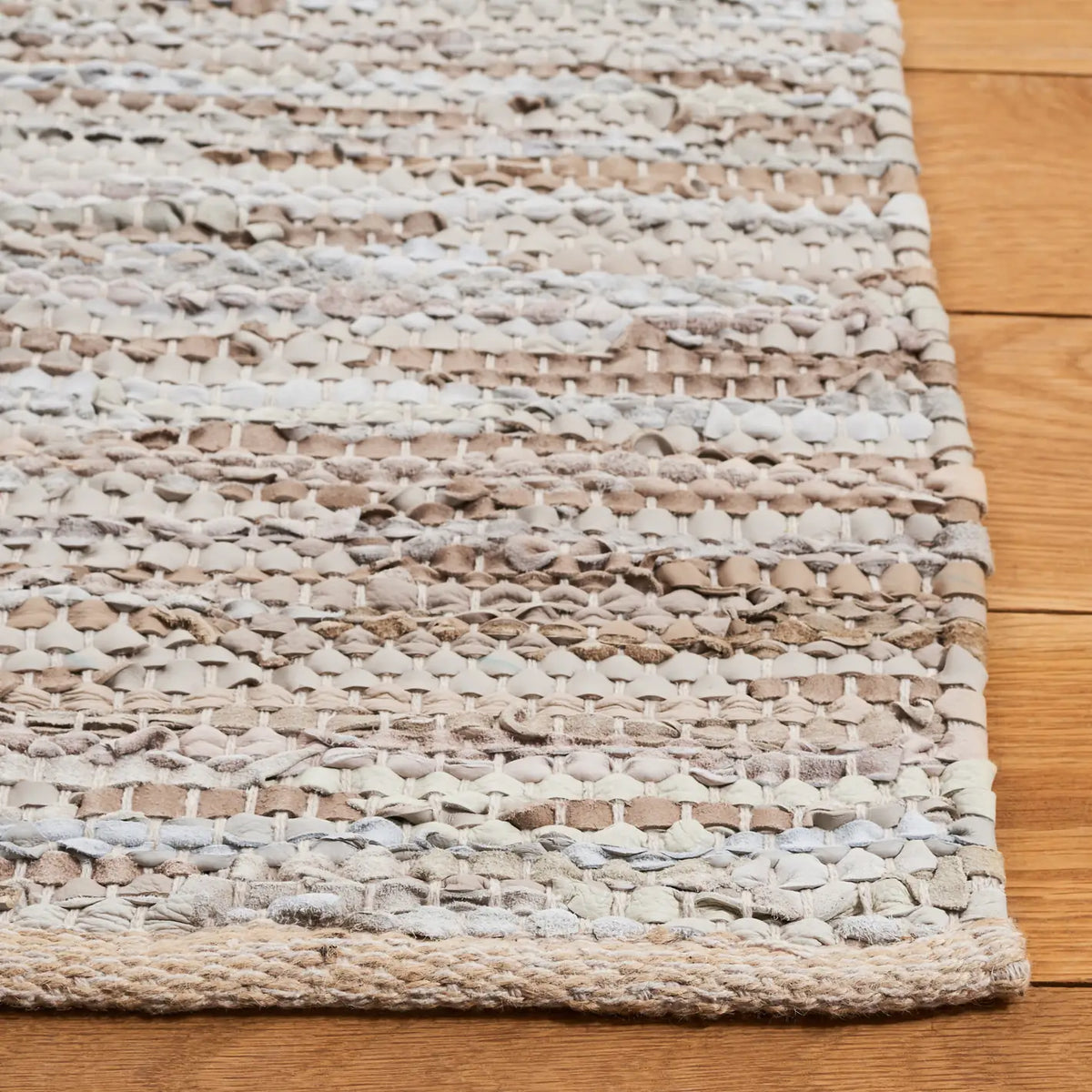 Safavieh Vintage Leather 4'-0" x 6'-0" Rug in Beige