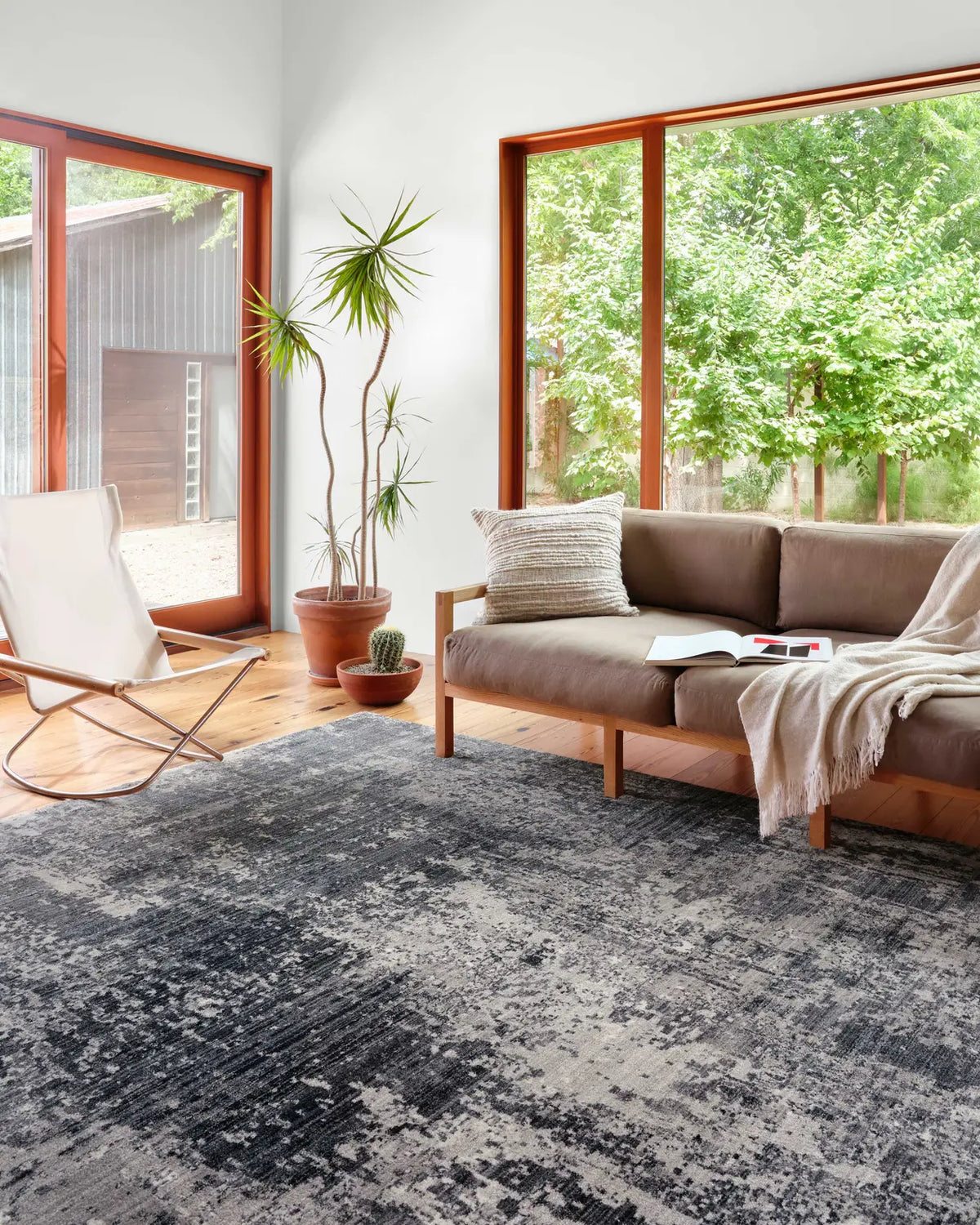 Loloi Samra Sam-06 Charcoal/Silver Rugs - room scene 1