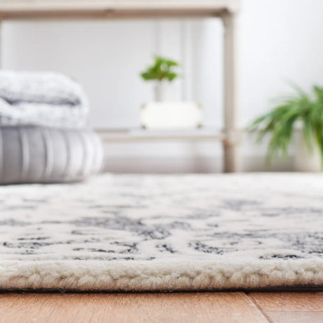 Safavieh Martha Stewart 4'-0" x 6'-0" Rug in Black / Ivory