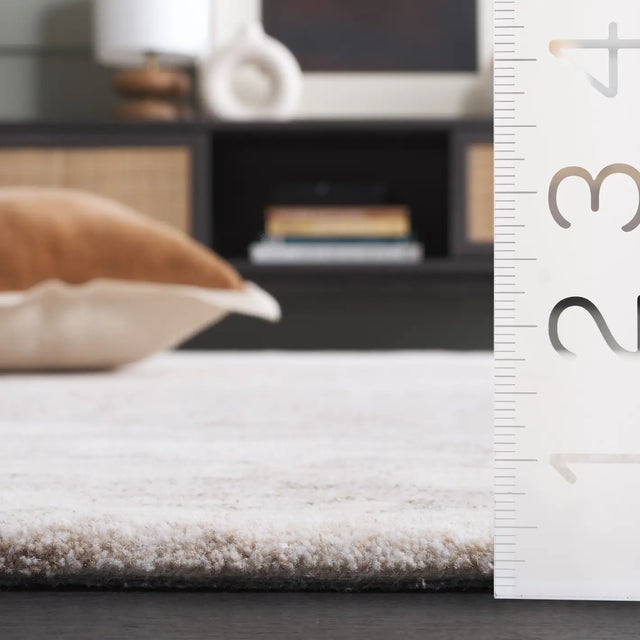 Safavieh Harvest 4'-0" x 6'-0" Rug in Brown / Ivory