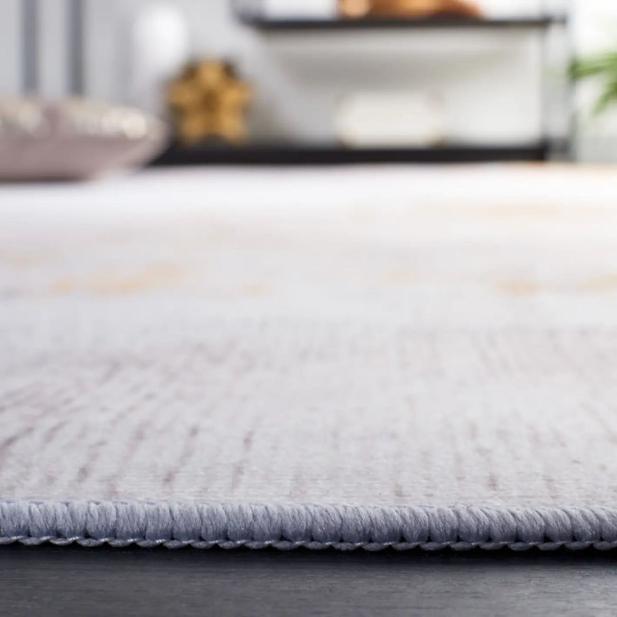 Safavieh Tacoma 4'-0" x 6'-0" Rug in Grey / Gold
