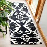 Safavieh Wyndham 2'-3" x 7'-0" Rug in Black / Ivory