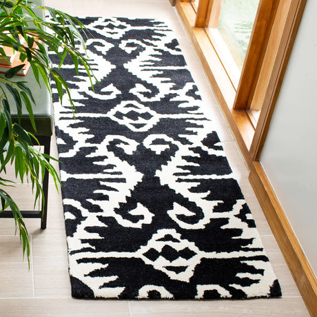 Safavieh Wyndham 2'-3" x 7'-0" Rug in Black / Ivory