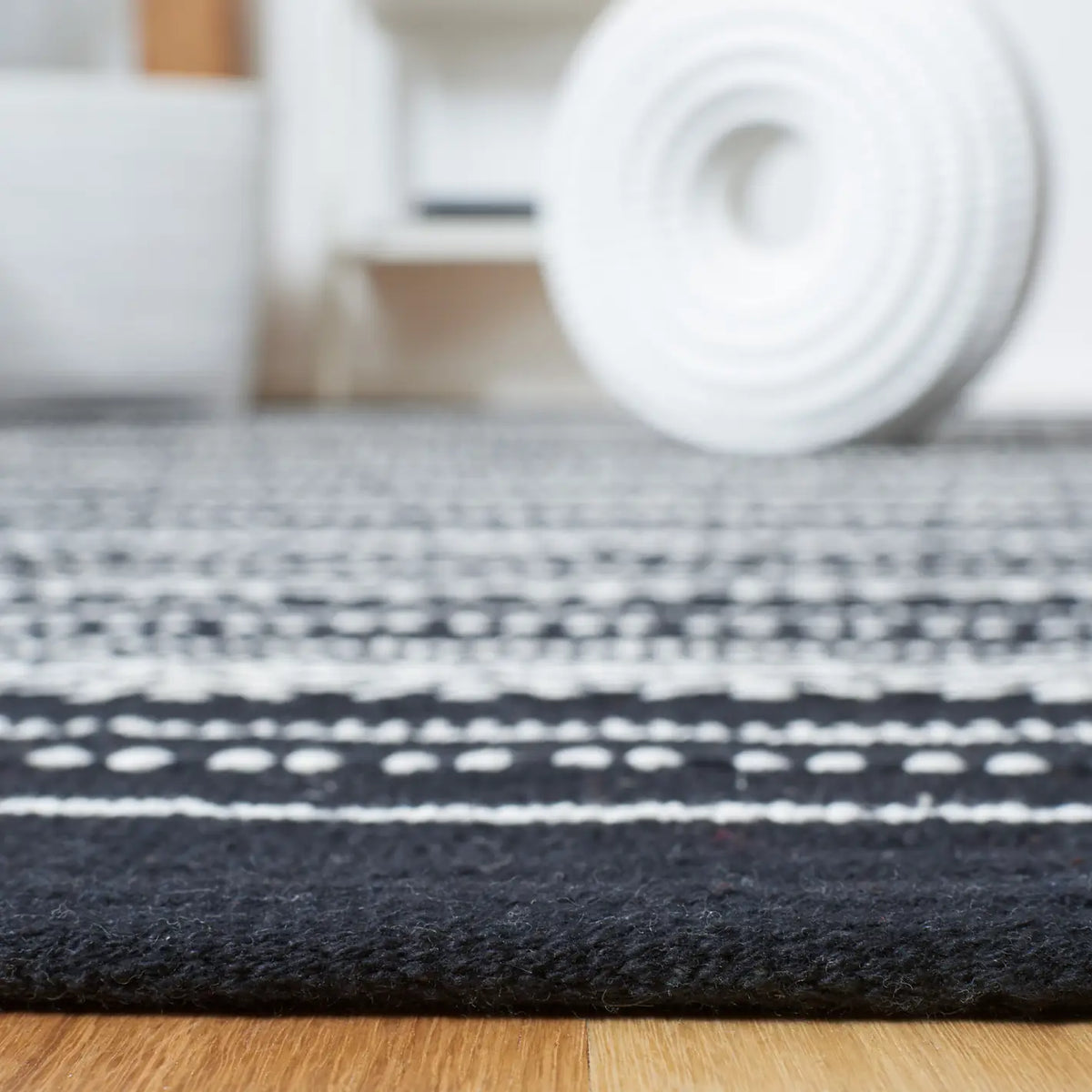 Safavieh Kilim 4'-0" x 6'-0" Rug in Black / Ivory
