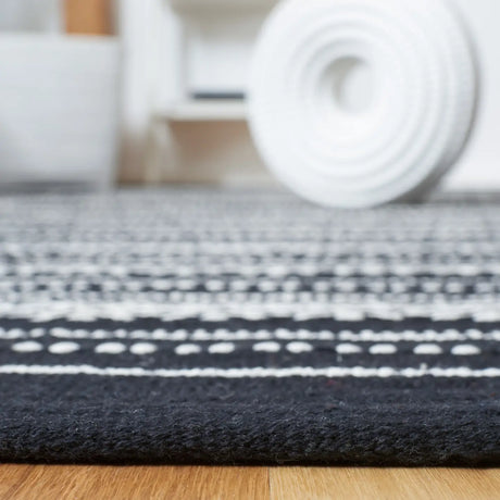 Safavieh Kilim 4'-0" x 6'-0" Rug in Black / Ivory