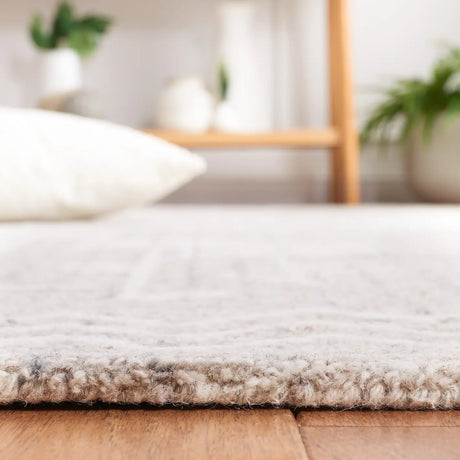 Safavieh Metro 4'-0" x 6'-0" Rug in Beige / Ivory