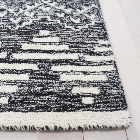 Safavieh Metro 4'-0" x 6'-0" Rug in Black / Ivory