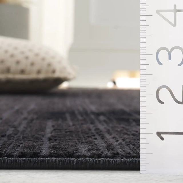 Safavieh Mila 4'-0" x 6'-0" Rug in Beige / Black