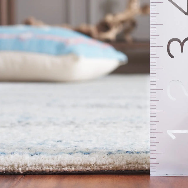 Safavieh Ebony 4'-0" x 6'-0" Rug in Ivory / Blue