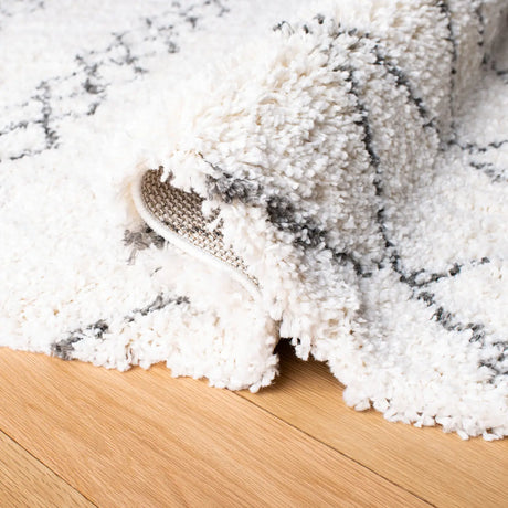 Safavieh Moroccan Fringe Shag 5'-3" x 7'-6" Rug in Ivory / Grey