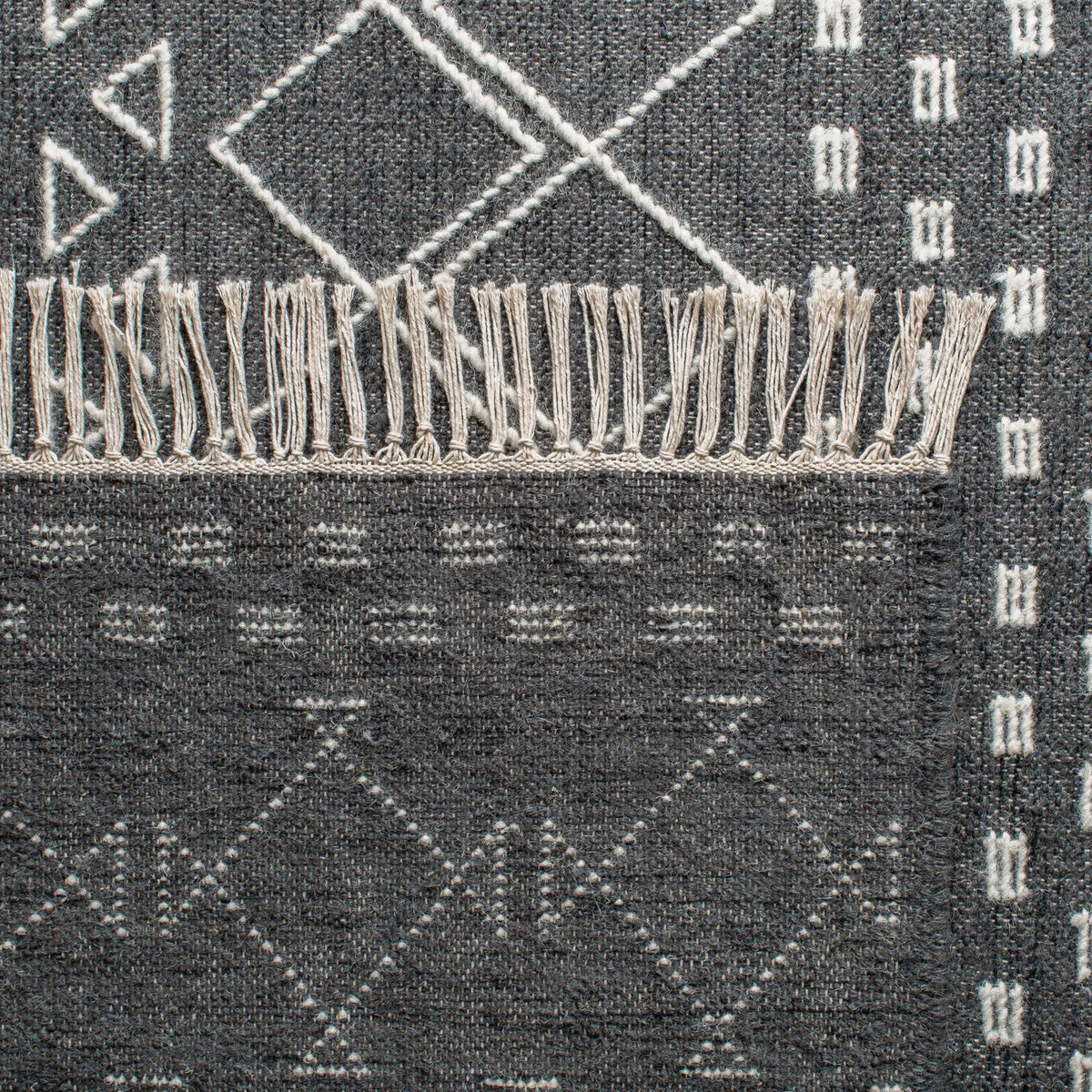 Safavieh Kilim 4'-0" x 6'-0" Rug in Charcoal / Ivory