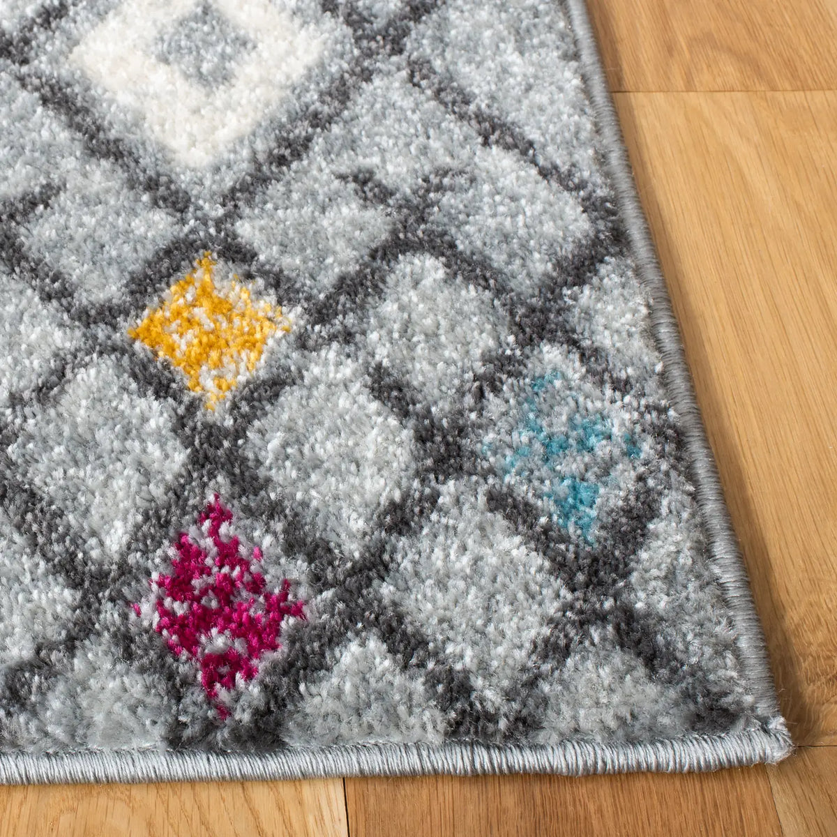 Safavieh Amsterdam 4'-0" x 6'-0" Rug in Grey / Light Grey