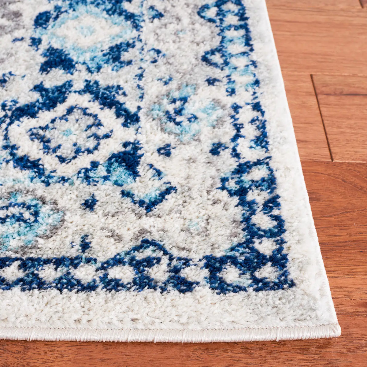 Safavieh Tulum 4'-0" x 6'-0" Rug in Ivory / Blue