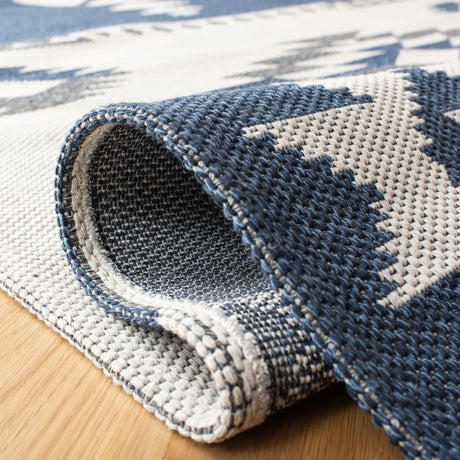 Safavieh Augustine 4'-0" x 6'-0" Rug in Navy / Creme