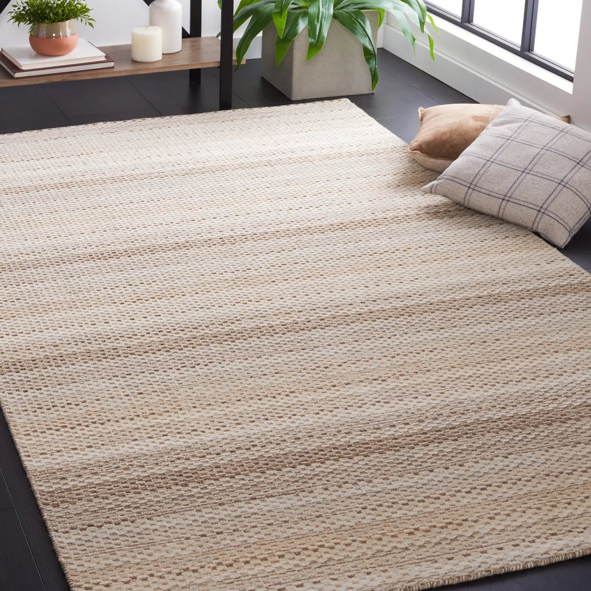 Safavieh Himalaya 5'-0" x 8'-0" Rug in Beige