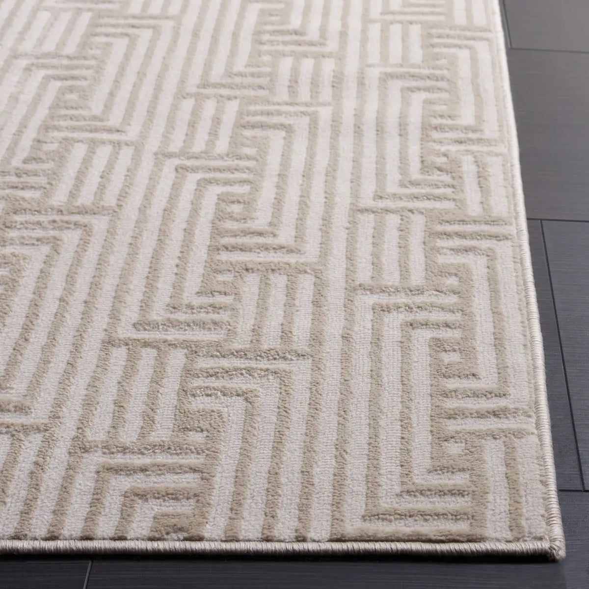Safavieh Saylor 100 4'-0" x 6'-0" Rug in Beige / Ivory