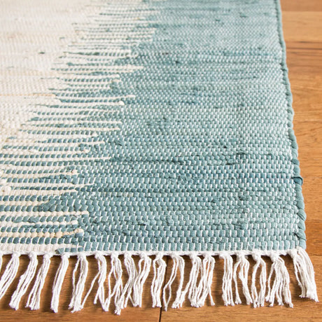 Safavieh Montauk 4'-0" x 6'-0" Rug in Blue