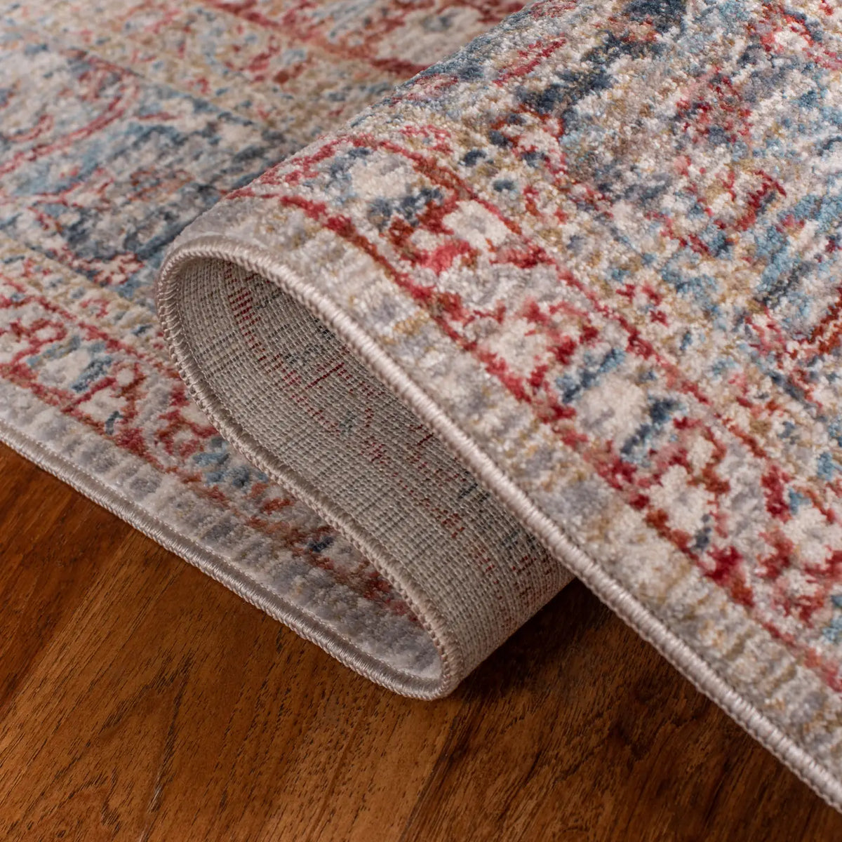 Safavieh Kenitra 600 4'-0" x 6'-0" Rug in Ivory / Red